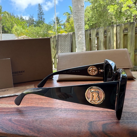 Burberry Sunglasses- brand new with packaging - Picture 6 of 6